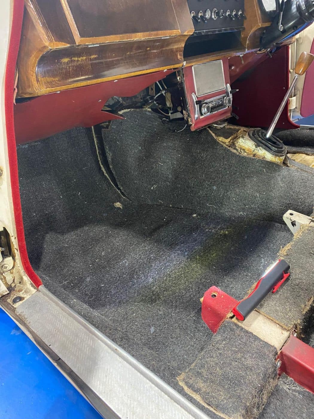 171221 1968 Jaguar MkII 2.4 Carpet Install 13 1