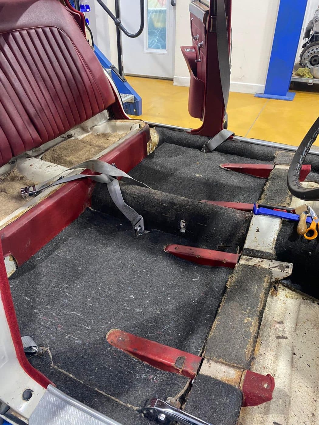 171221 1968 Jaguar MkII 2.4 Carpet Install 14 1