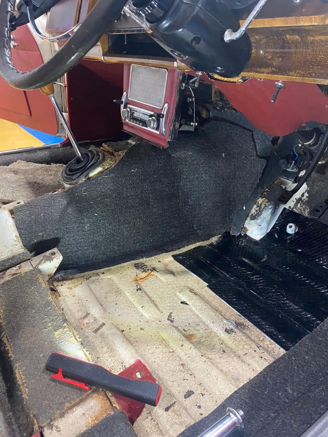 171221 1968 Jaguar MkII 2.4 Carpet Install 17 1