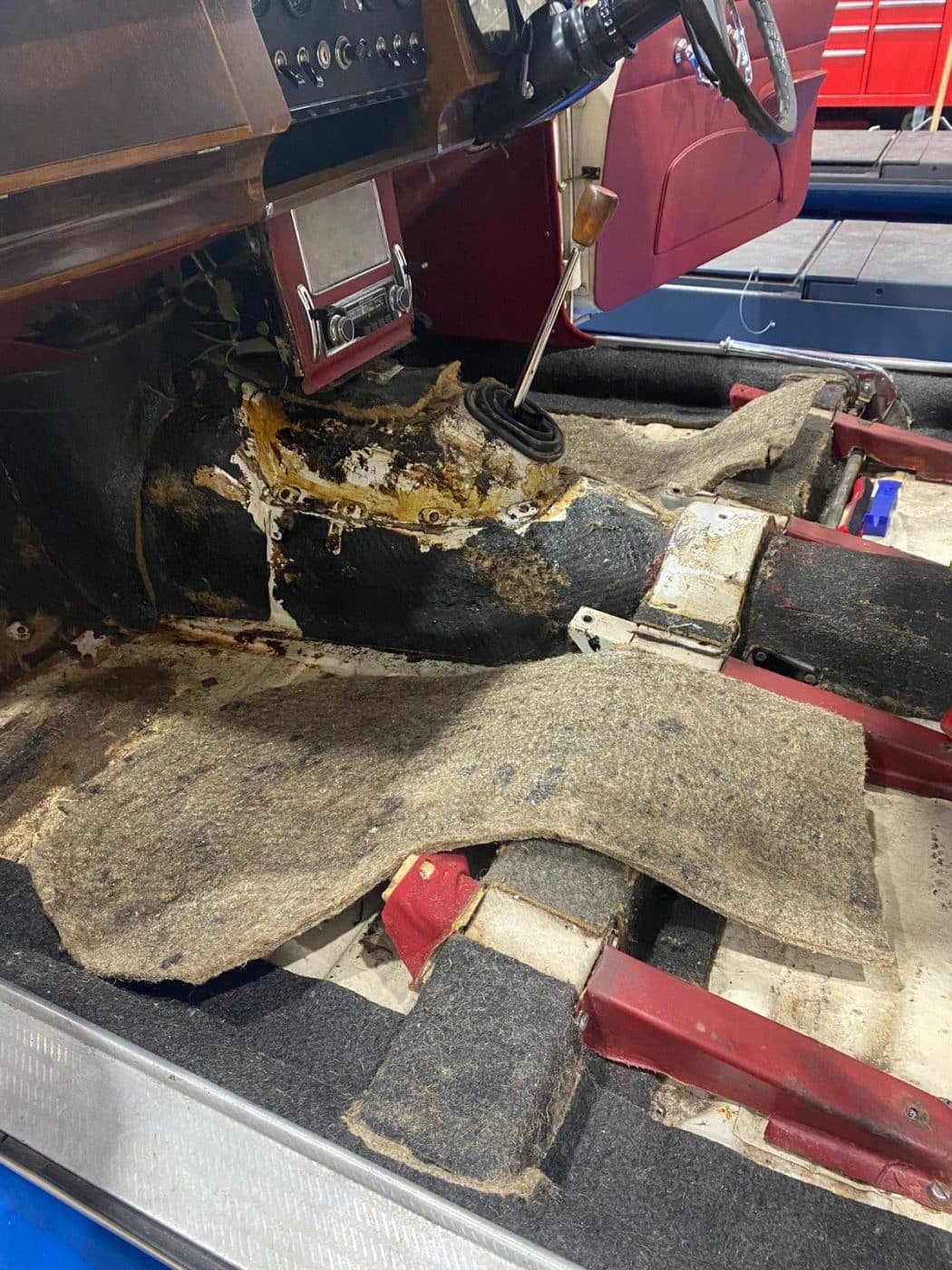 171221 1968 Jaguar MkII 2.4 Carpet Install 18 1