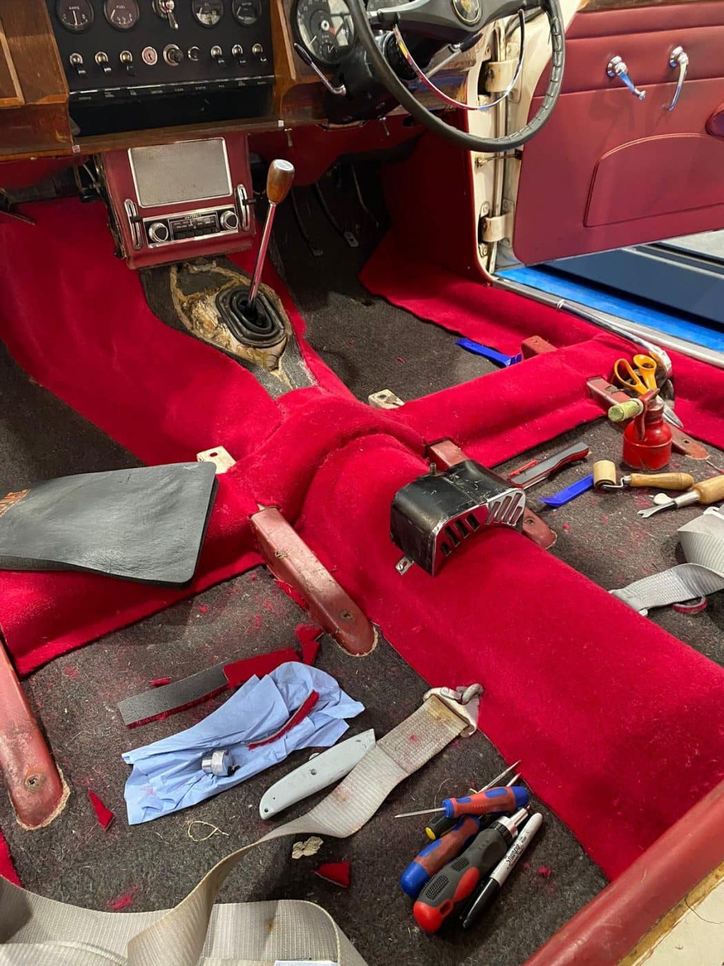 171221 1968 Jaguar MkII 2.4 Carpet Install 2 1