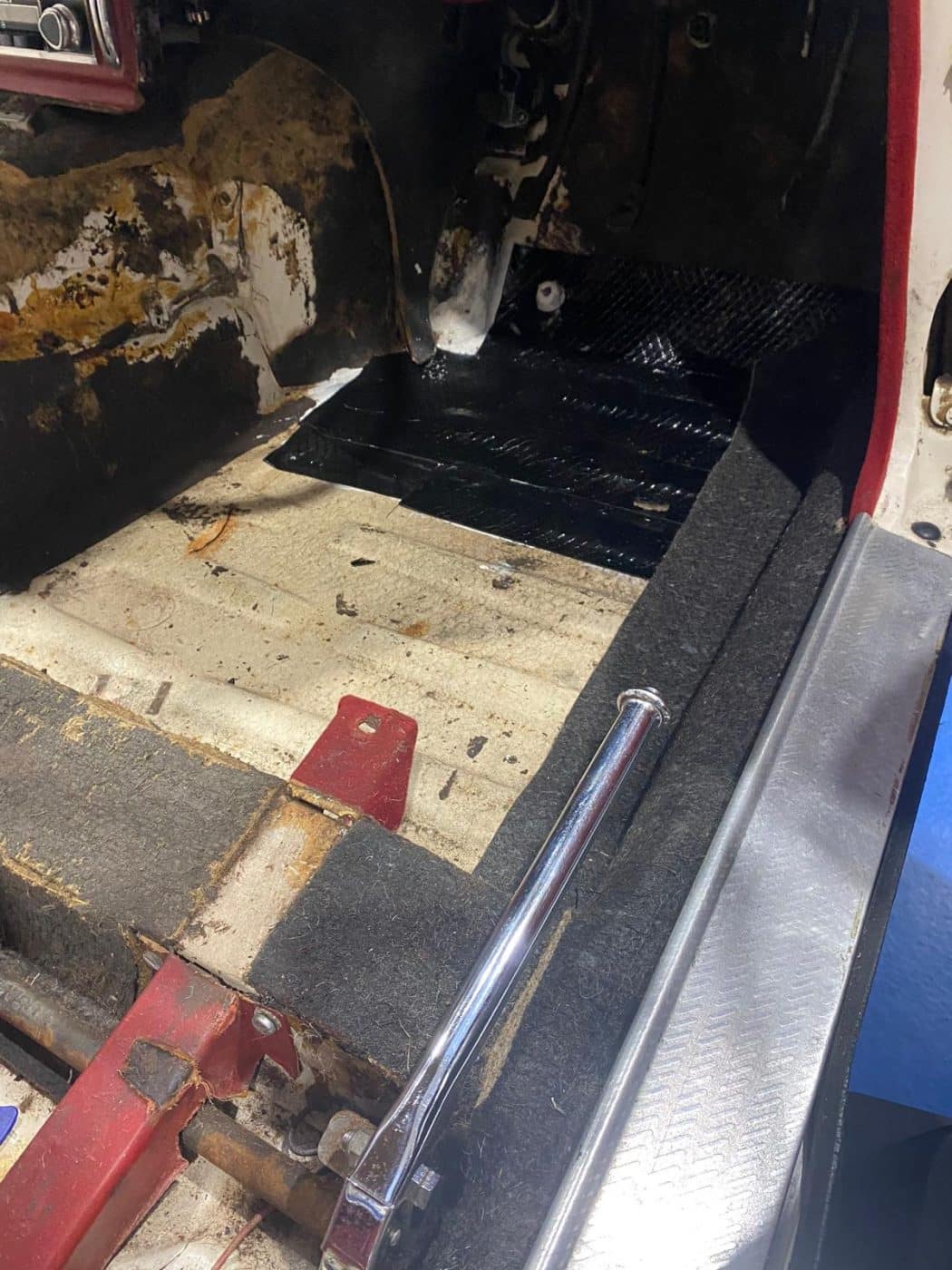 171221 1968 Jaguar MkII 2.4 Carpet Install 20 1