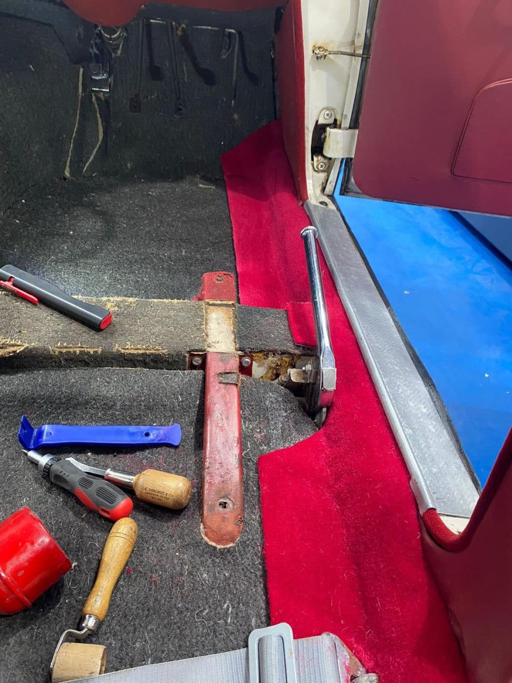 171221 1968 Jaguar MkII 2.4 Carpet Install 8 1