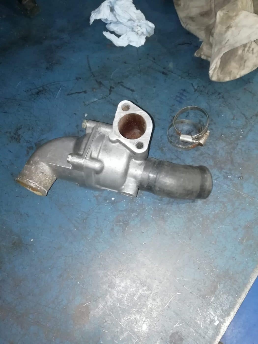 040122 1966 Mercedes 250SE Thermostat Housing for new Gasket 1