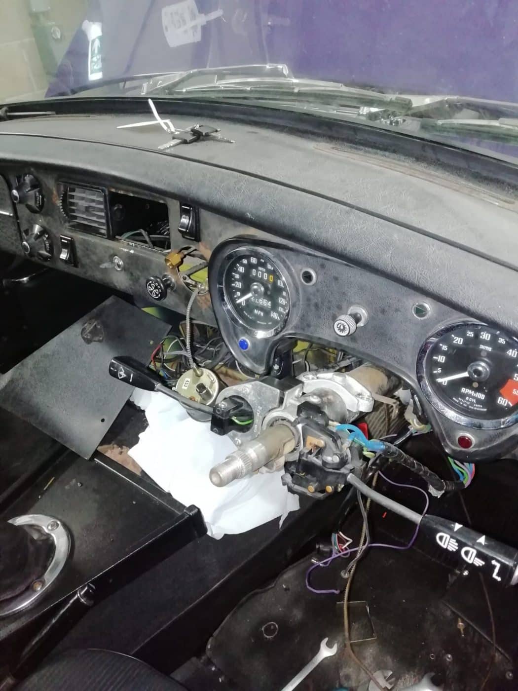 110122 1973 MGB GT V8 Oil Pressure Gauge and Wiring 2