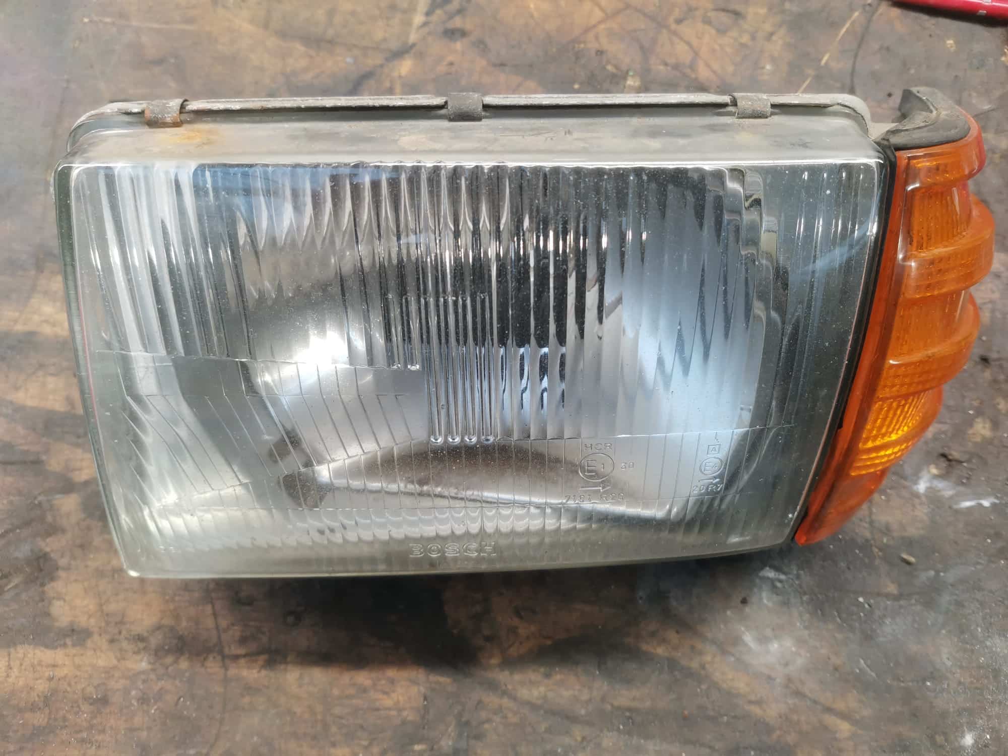 130122 1987 Mercedes 500SL Parts Cleaning and Organising 83 1