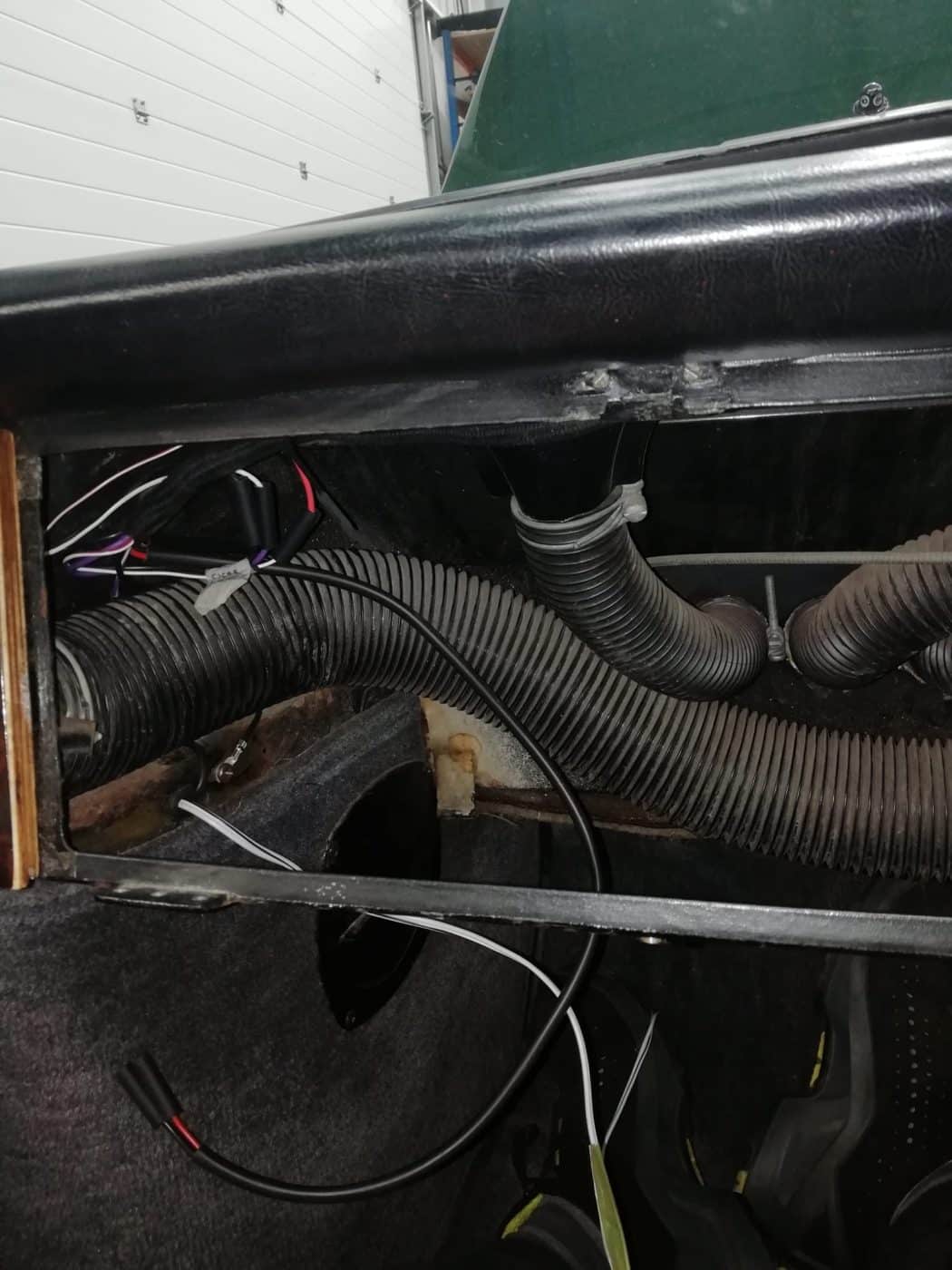 220222 1970 Bristol 411 Dash Removal 17 1