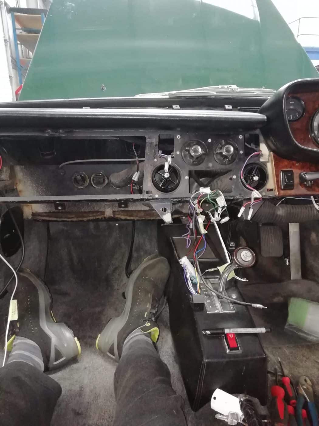 220222 1970 Bristol 411 Dash Removal 18 1