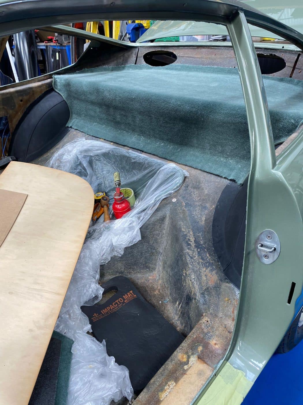 220422 1979 Arrow Ferrari Daytona Rear Parcel Shelf and Carpets Glued Down 12 1