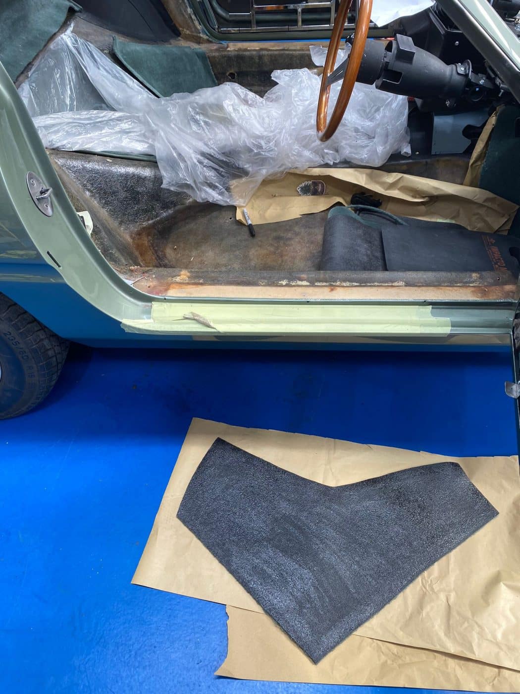 220422 1979 Arrow Ferrari Daytona Rear Parcel Shelf and Carpets Glued Down 19 1