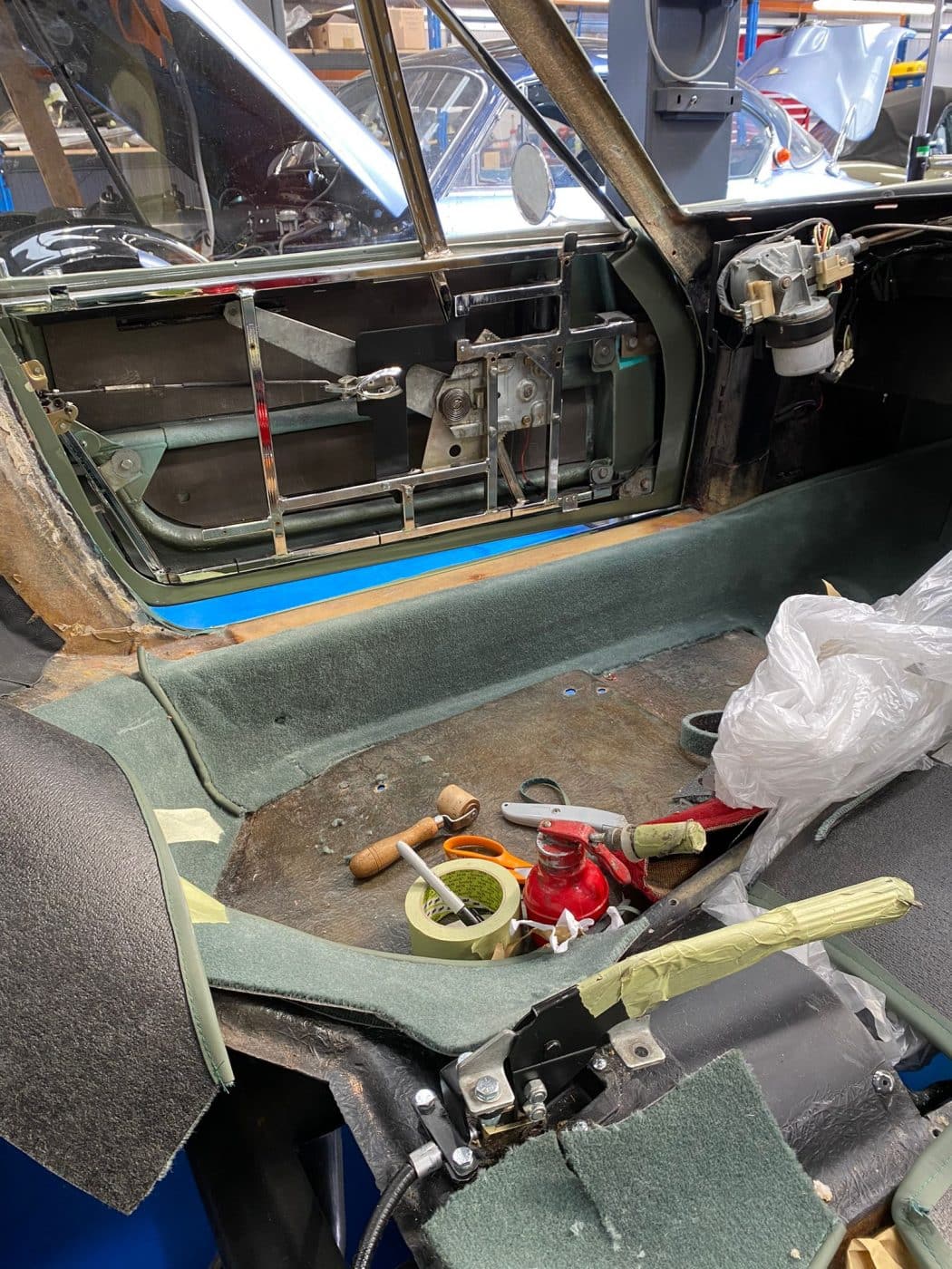 220422 1979 Arrow Ferrari Daytona Rear Parcel Shelf and Carpets Glued Down 24 1