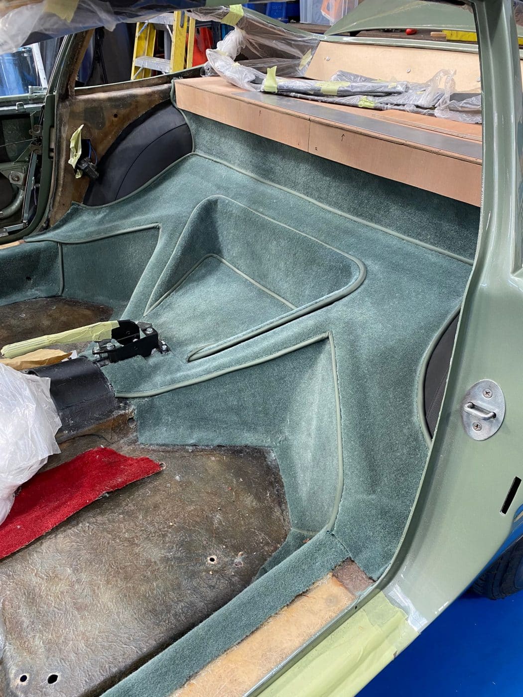 220422 1979 Arrow Ferrari Daytona Rear Parcel Shelf and Carpets Glued Down 34 1