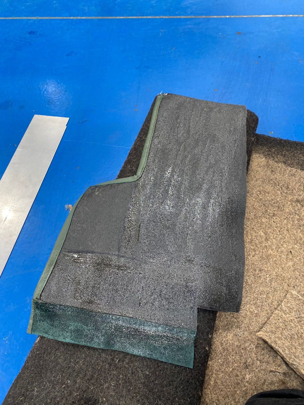 220422 1979 Arrow Ferrari Daytona Rear Parcel Shelf and Carpets Glued Down 40 1