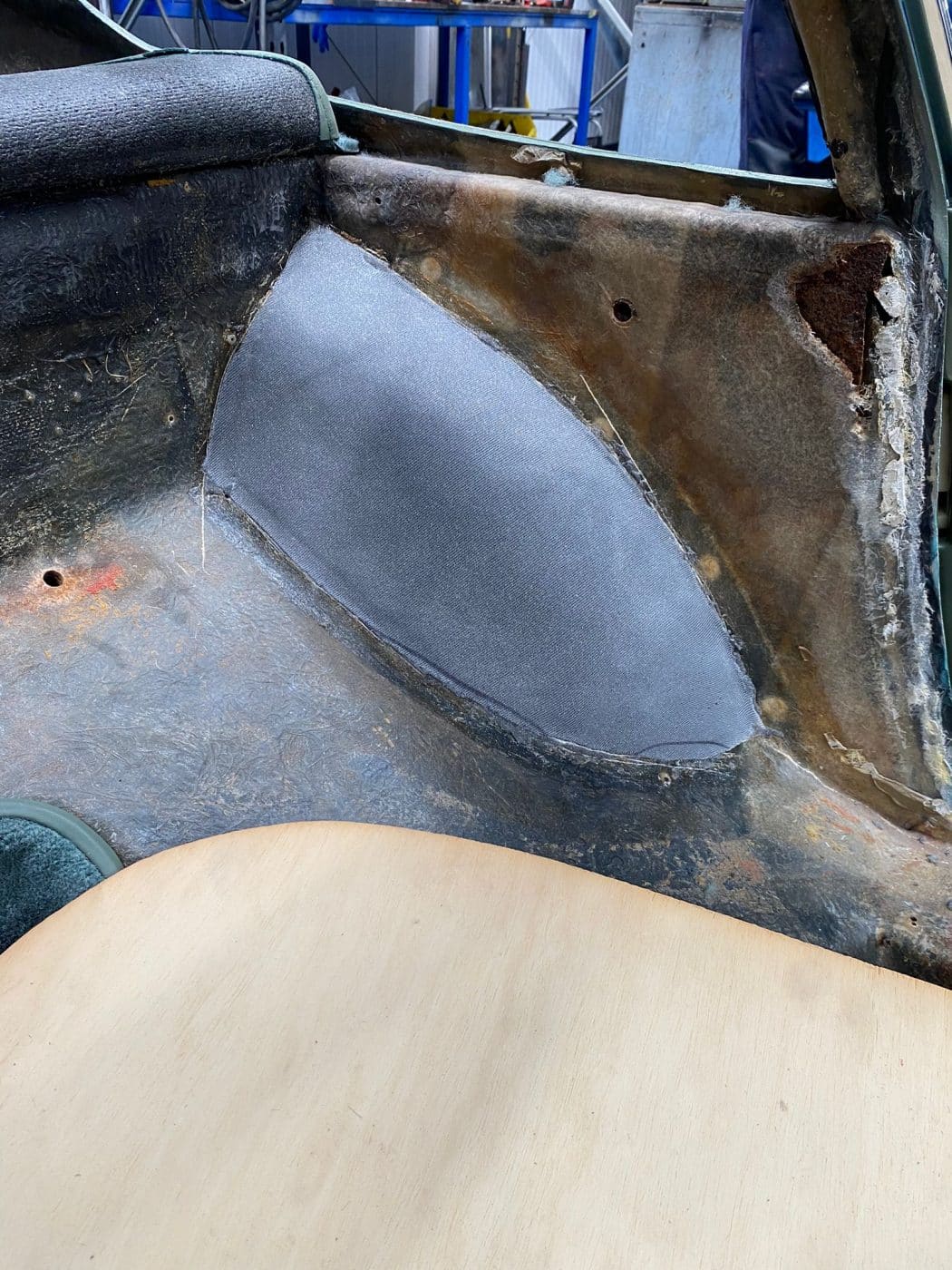 220422 1979 Arrow Ferrari Daytona Rear Parcel Shelf and Carpets Glued Down 7 1