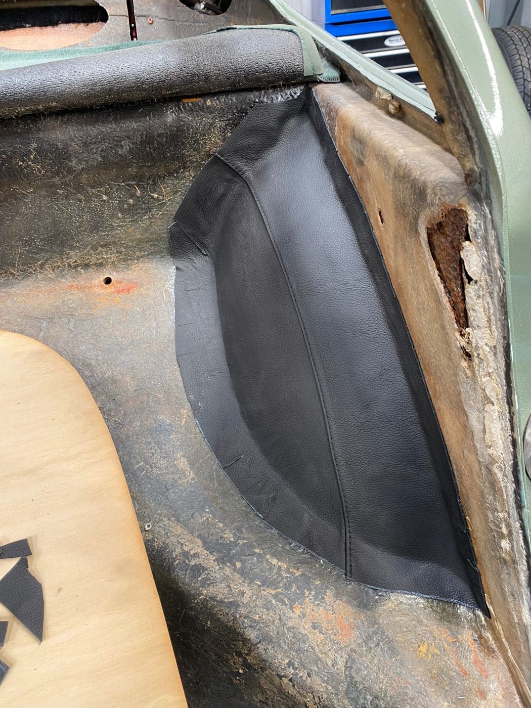 220422 1979 Arrow Ferrari Daytona Rear Parcel Shelf and Carpets Glued Down 9 1
