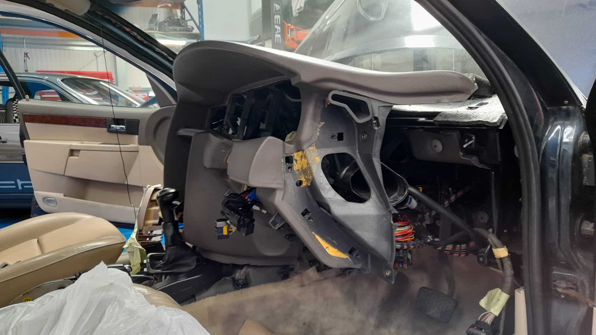 060522 1999 Vauxhall Omega Dash Parts Removed for Heater Matrix Cleaning Parts 15 1