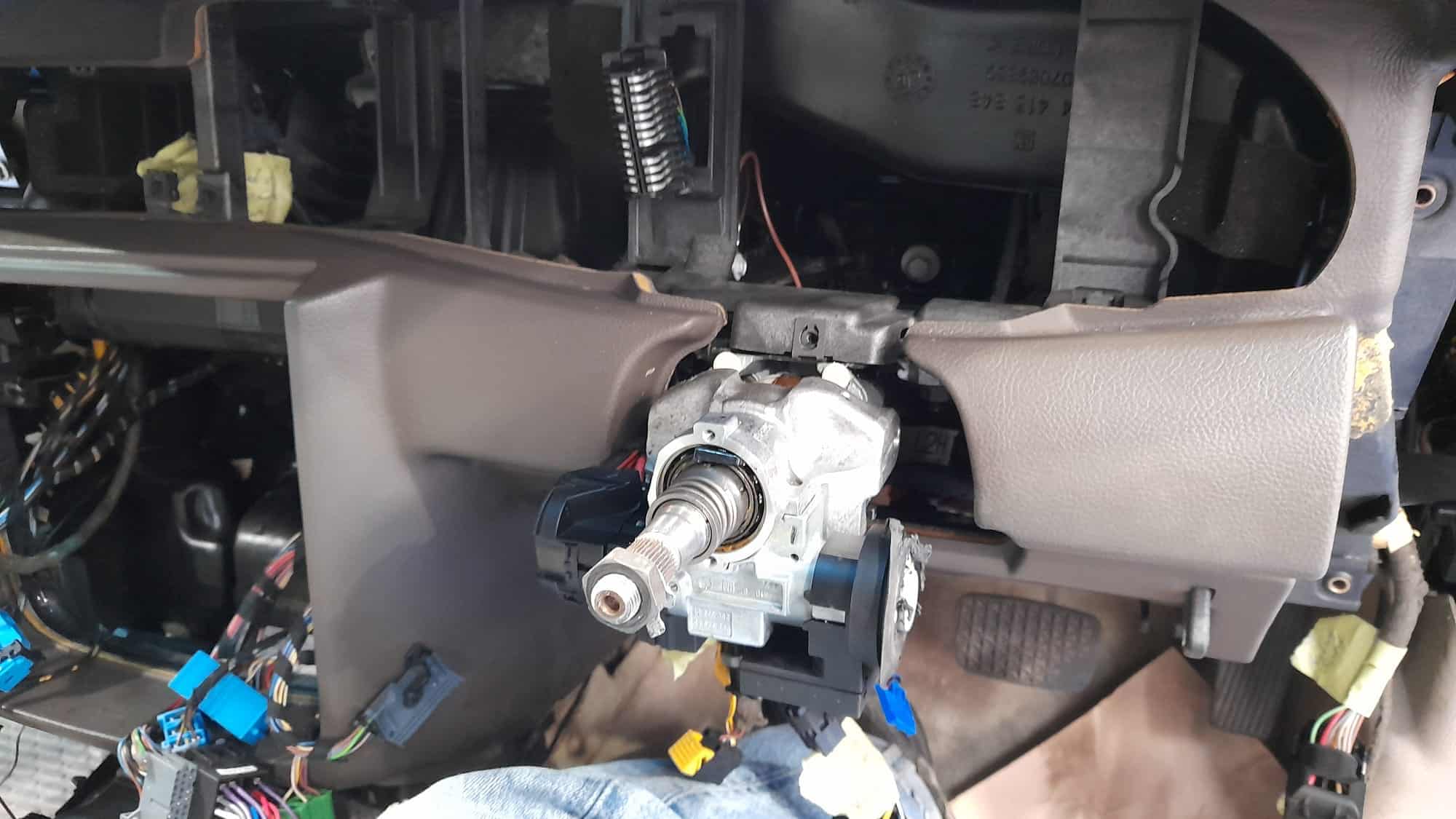 060522 1999 Vauxhall Omega Dash Parts Removed for Heater Matrix Cleaning Parts 18 1