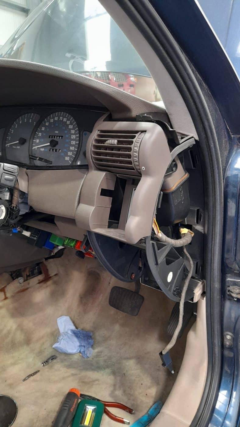 060522 1999 Vauxhall Omega Dash Parts Removed for Heater Matrix Cleaning Parts 38 1