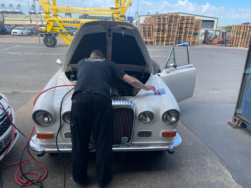 170522 1986 Daimler DS420 arriving in UK 16 1