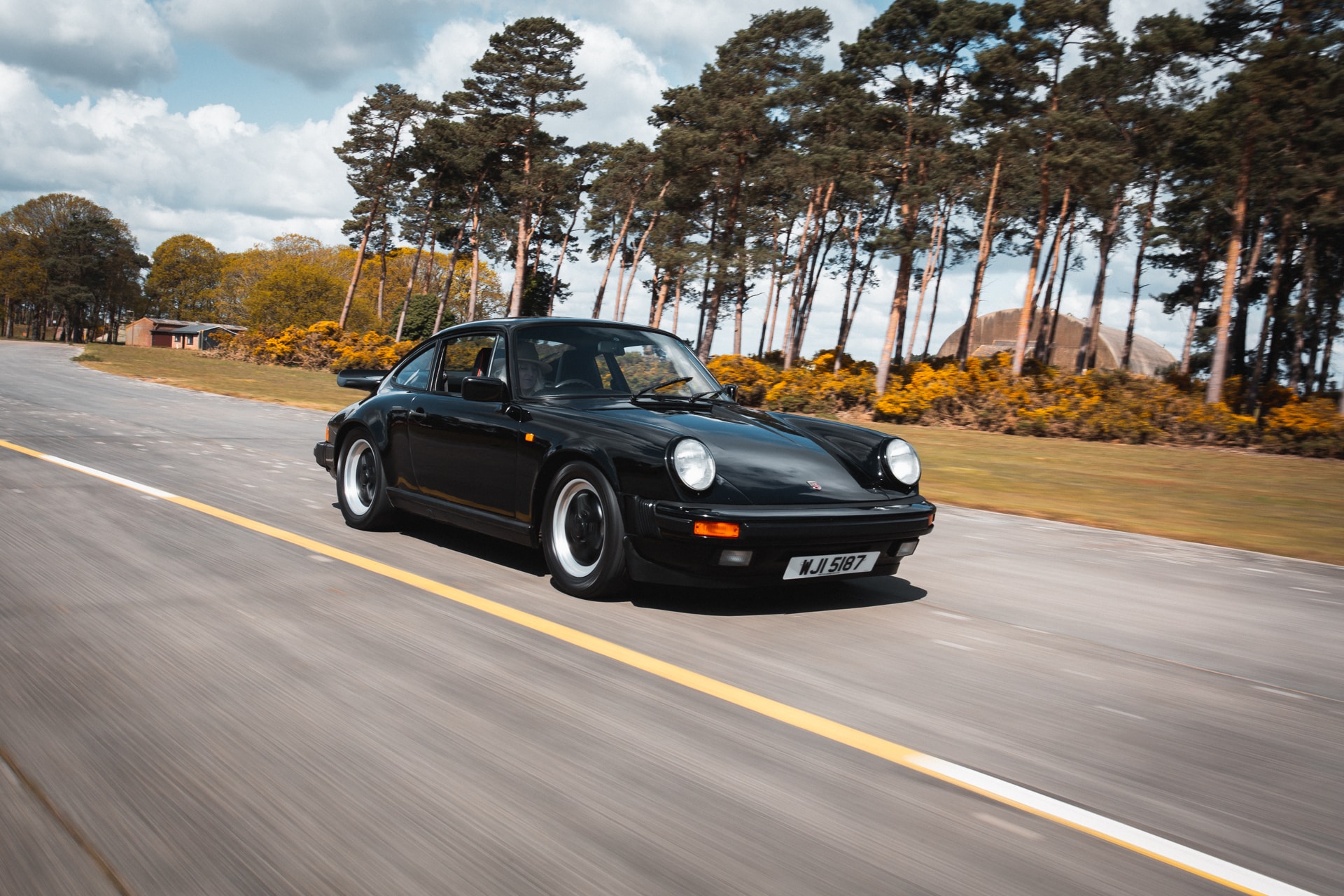 1985 Porsche 911 in motion 02 1