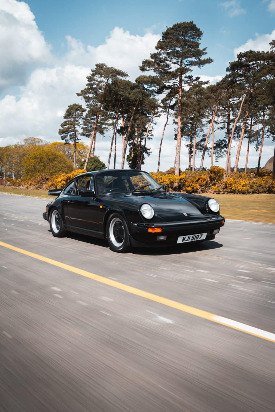 1985 Porsche 911 in motion 03 1