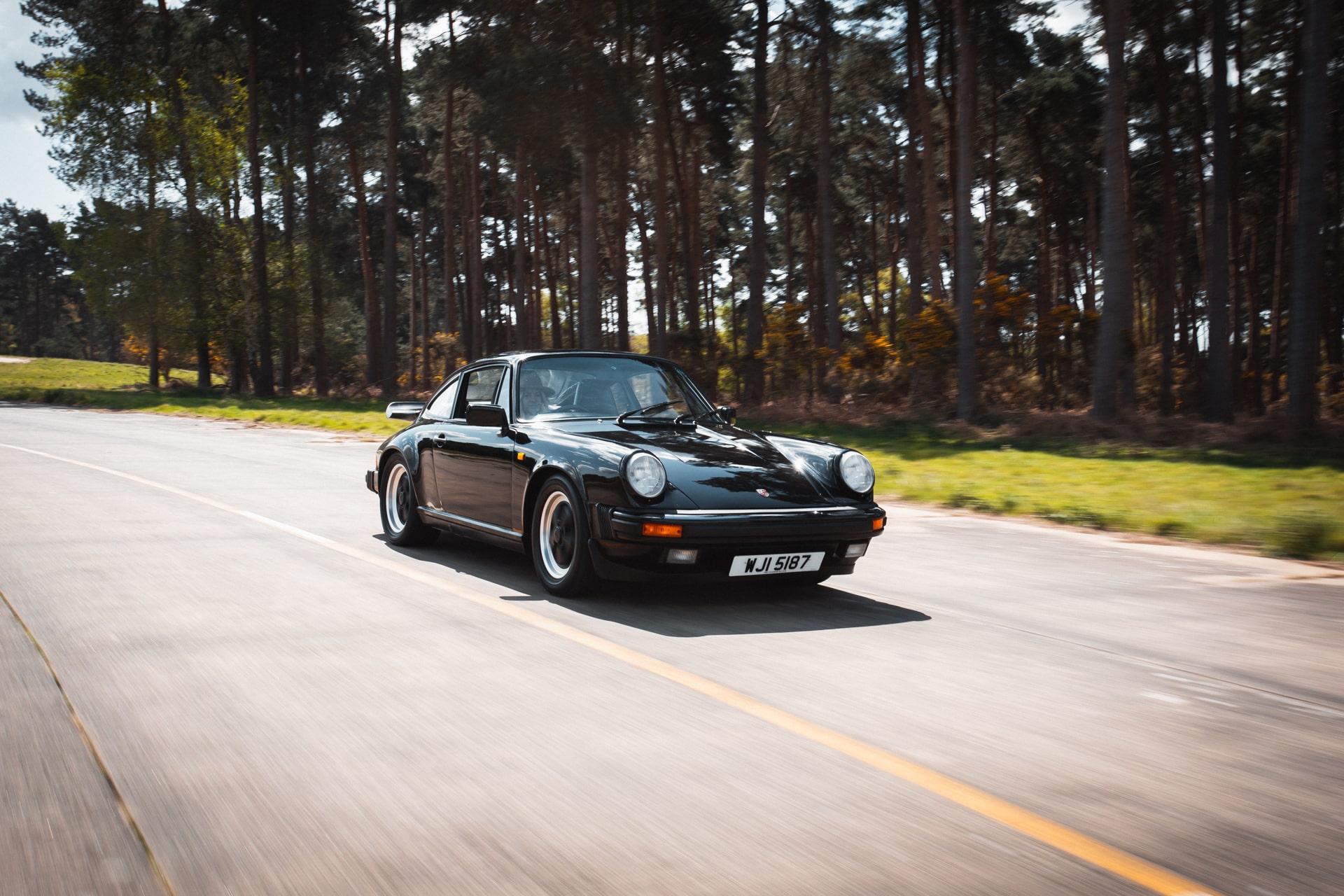 1985 Porsche 911 in motion 04 1