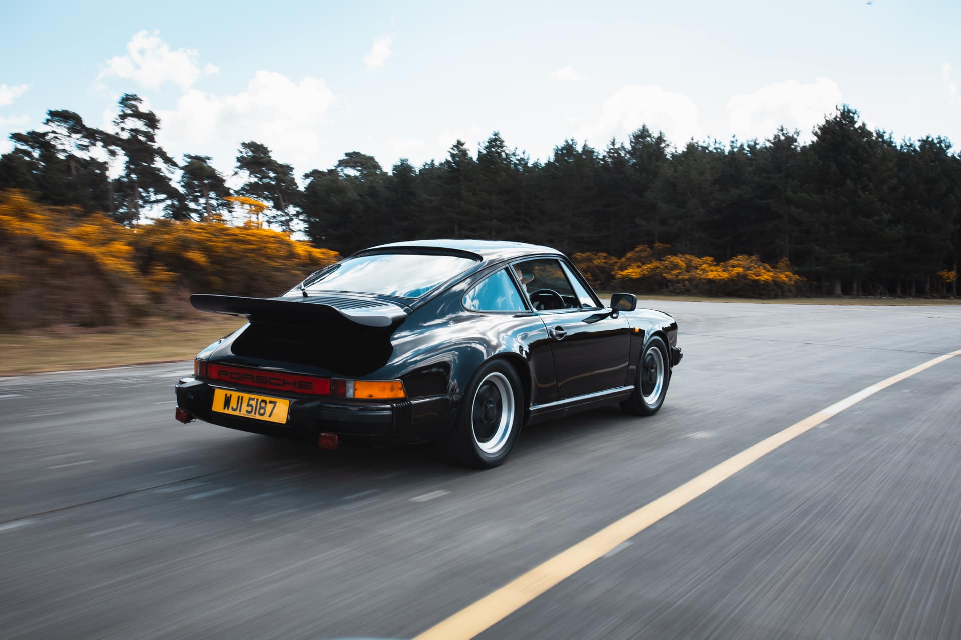 1985 Porsche 911 in motion 10 1