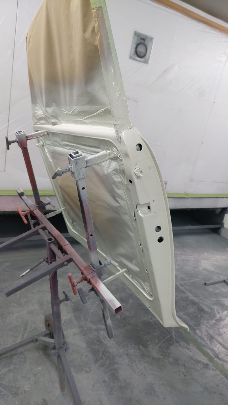 120822 1969 Morris Minor Convertible Panels in Snowberry White 10 1