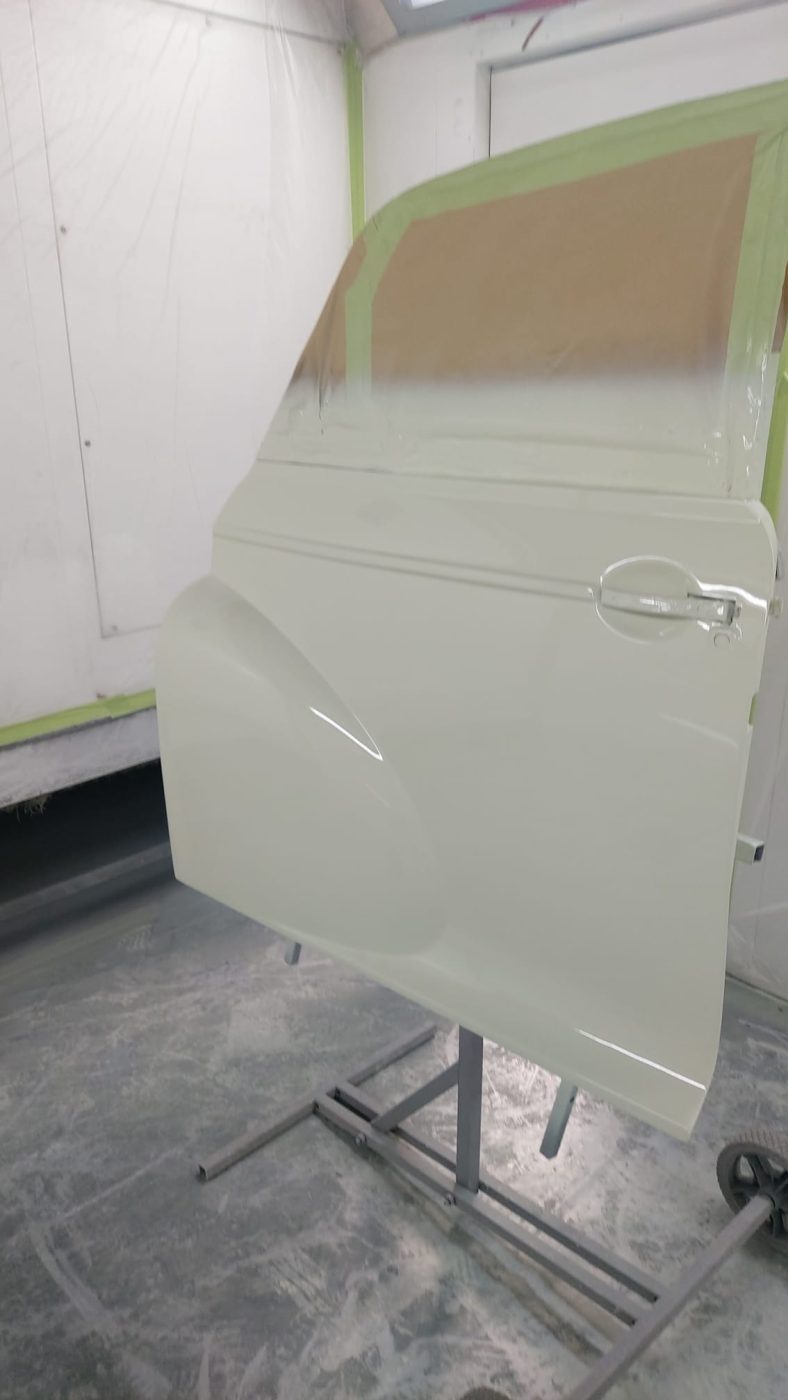 120822 1969 Morris Minor Convertible Panels in Snowberry White 11 1