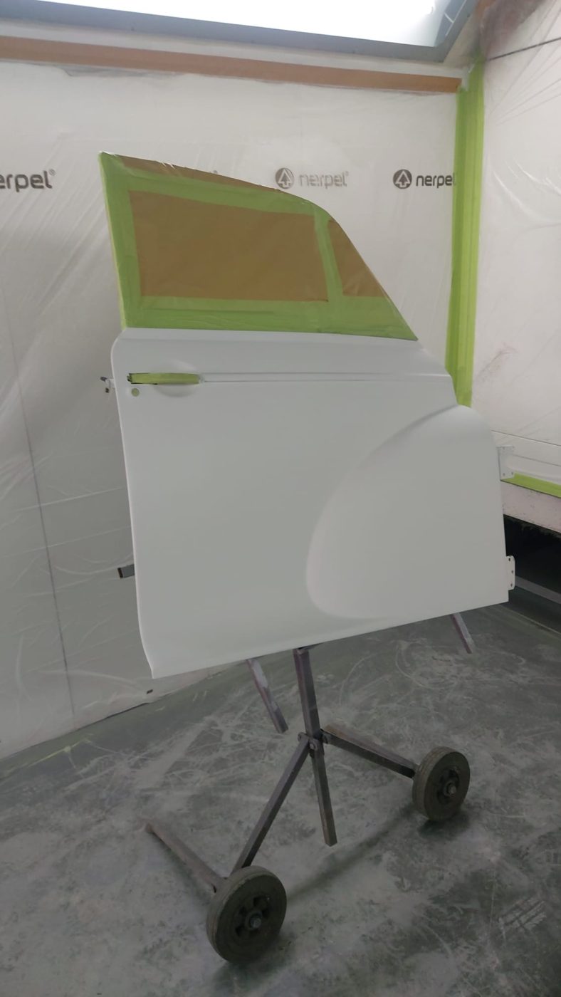 120822 1969 Morris Minor Convertible Panels in Snowberry White 3 1