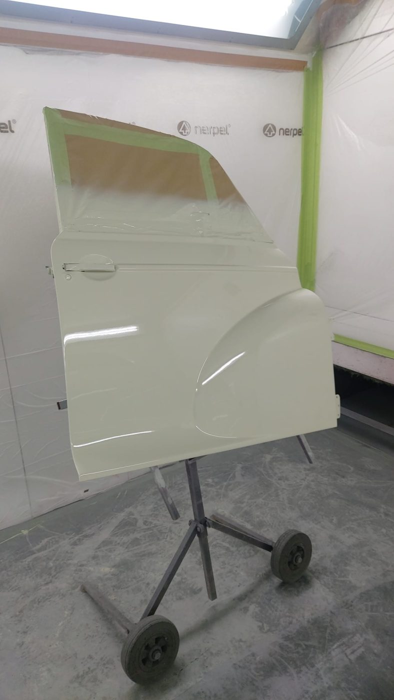 120822 1969 Morris Minor Convertible Panels in Snowberry White 9 1