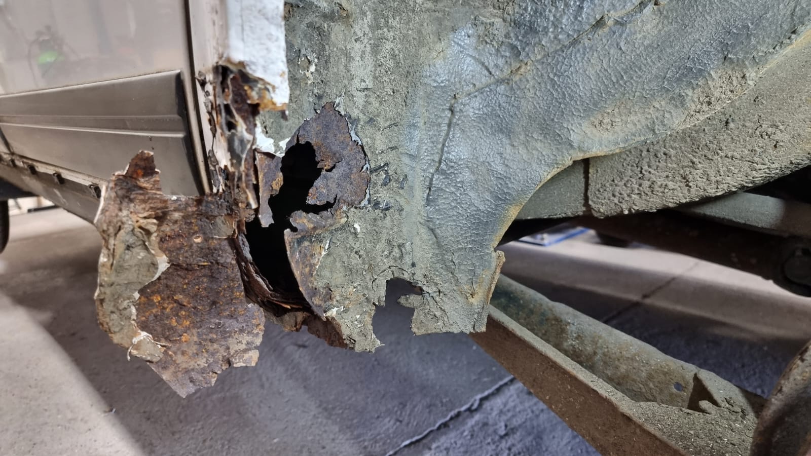 220822 1987 Volvo 240GL Metal Repairs 33 1