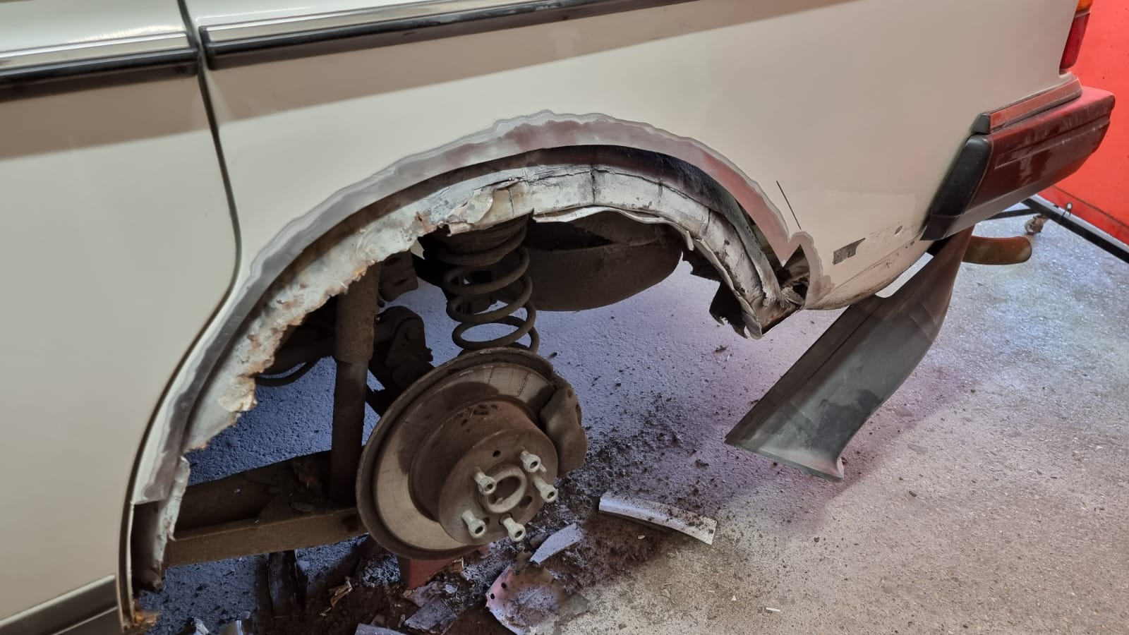 220822 1987 Volvo 240GL Metal Repairs 34 1