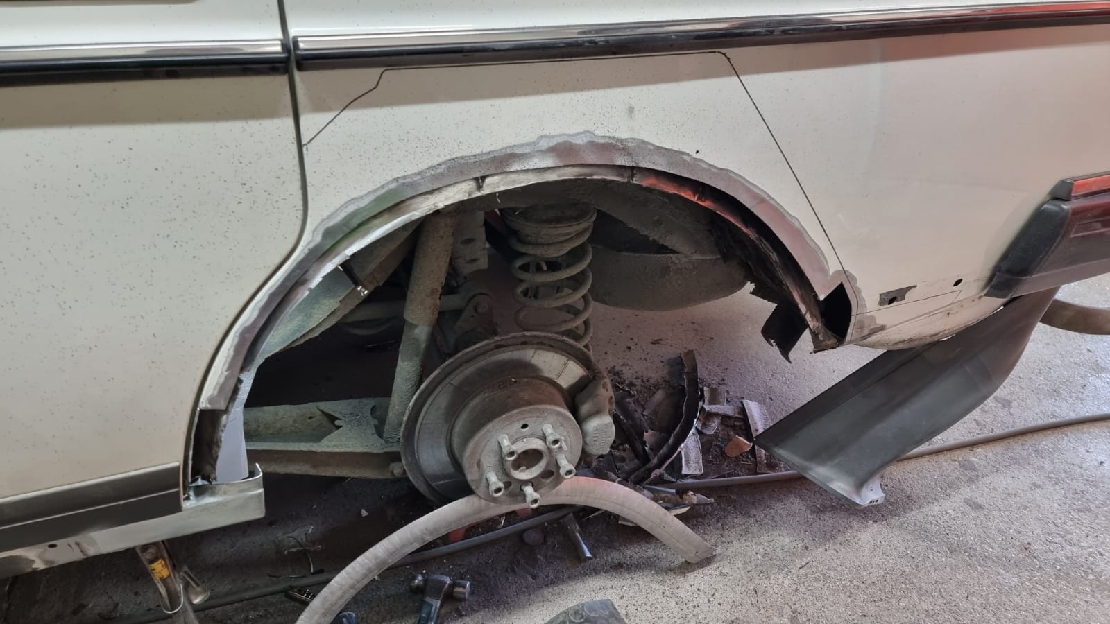 220822 1987 Volvo 240GL Metal Repairs 37 1