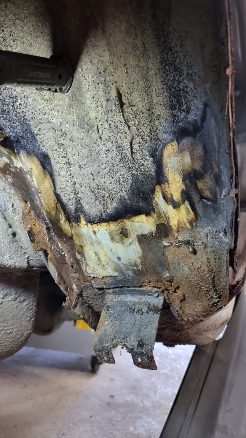 220822 1987 Volvo 240GL Metal Repairs 39 1