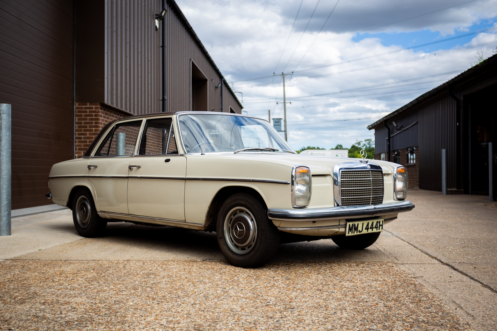 Mercedes 220 Arriving 050822 05 1