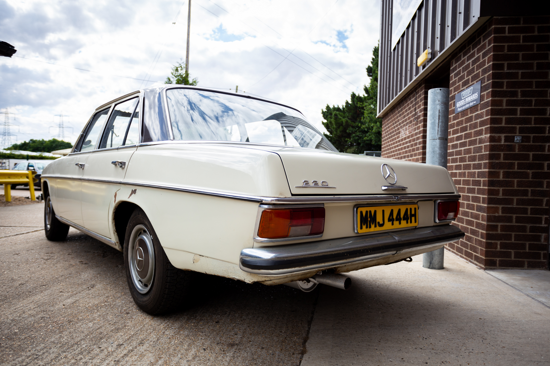 Mercedes 220 Arriving 050822 07 1