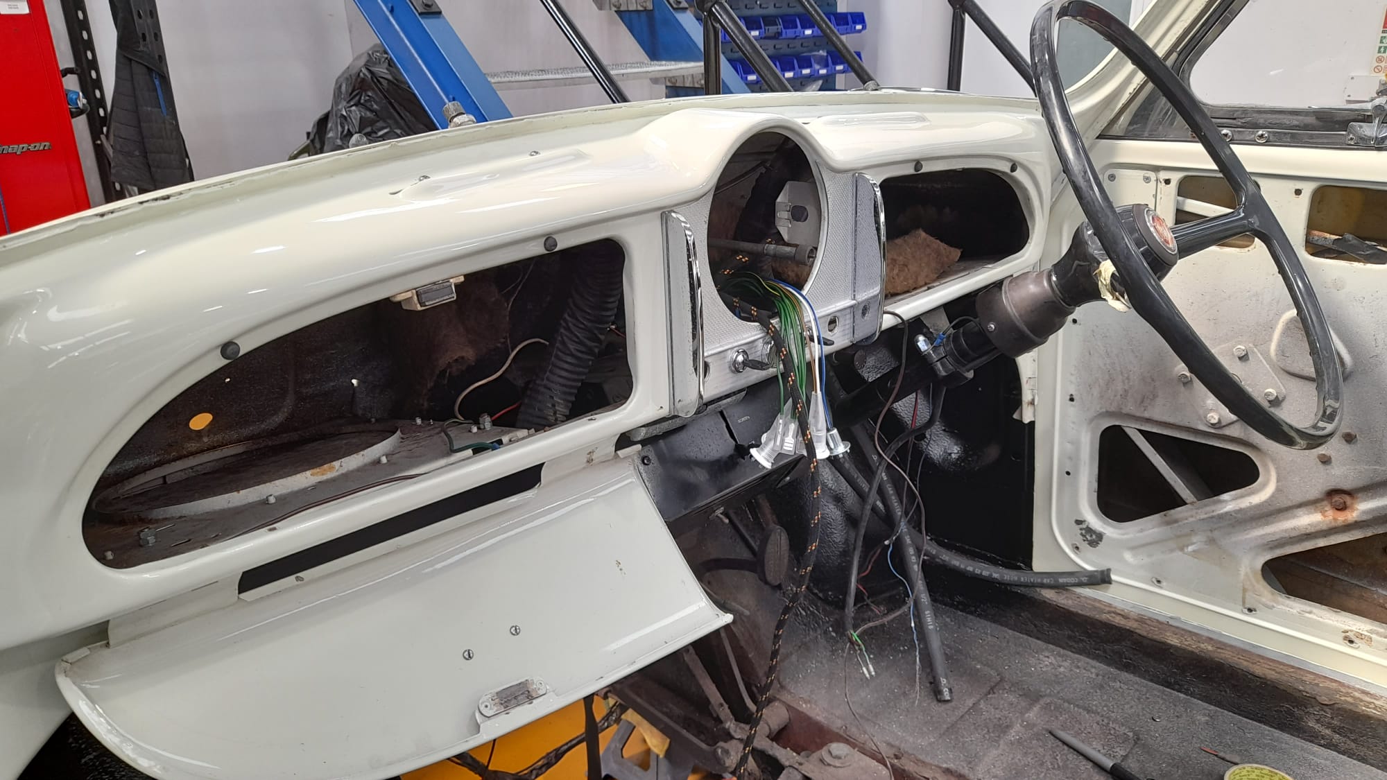 010922 1969 Morris Minor Convertible Reassembly 9 1