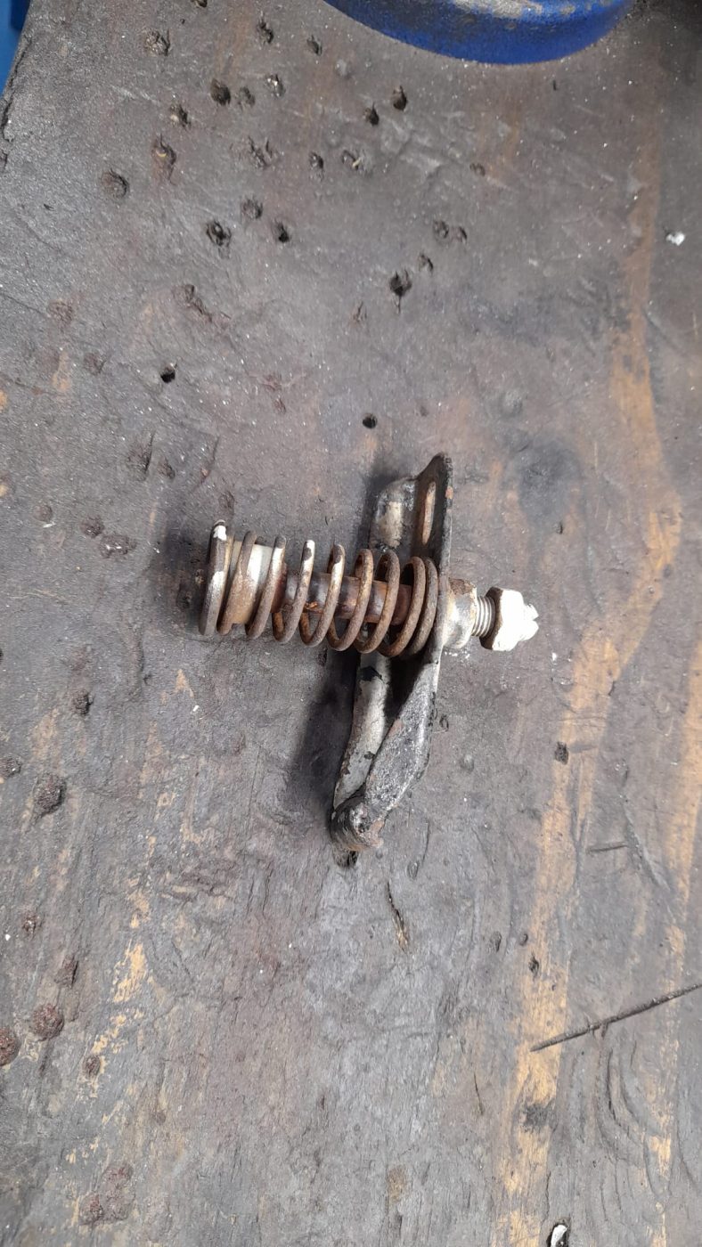 160922 Morris Minor fitting up 13 1