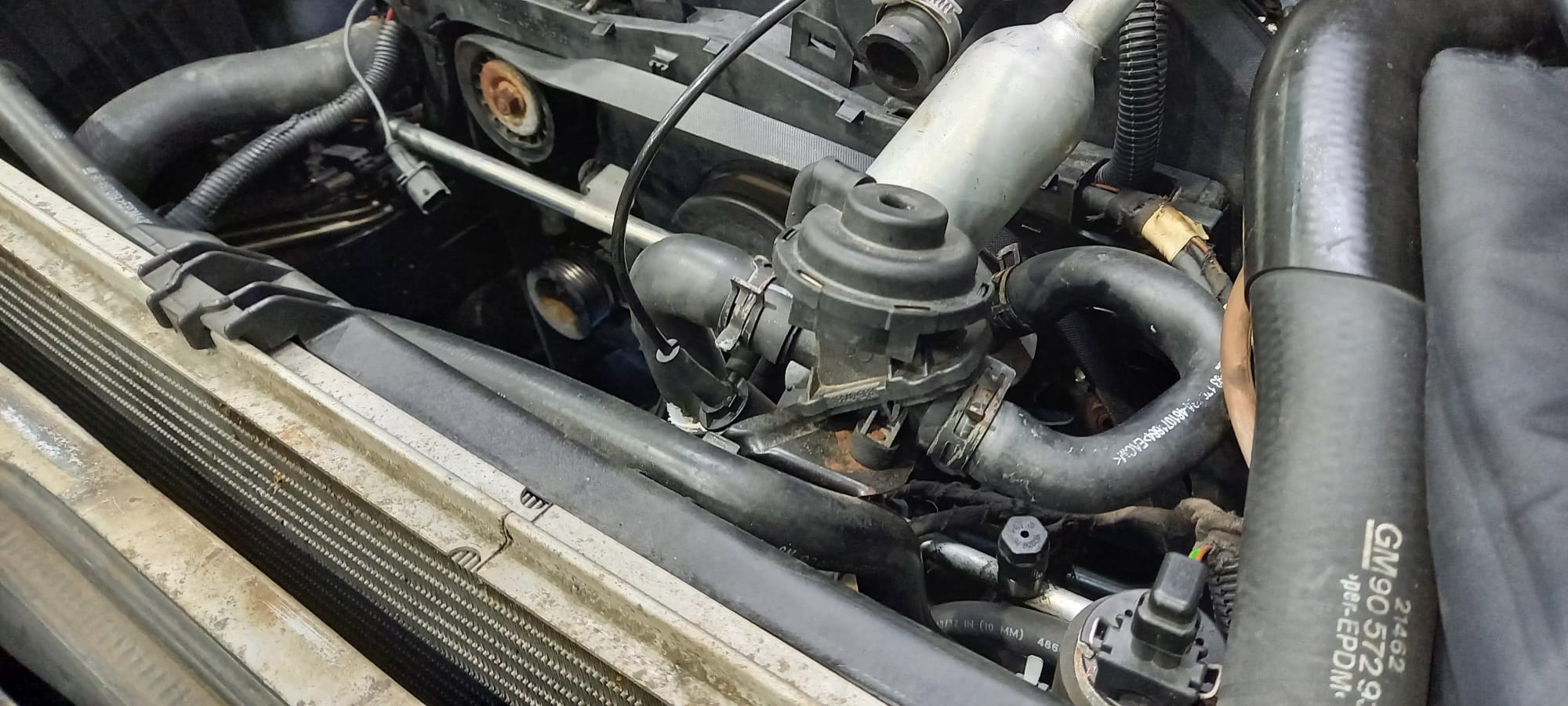 290922 Vauxhall Omega crankshaft front main oil seal replacement and rocker cover gaskets 9 1