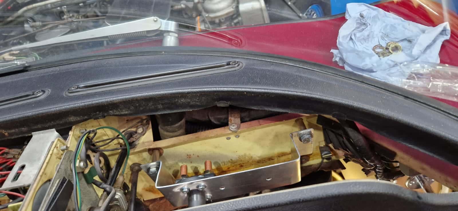 12122022 1972 Jaguar E Type Battery Isolator 2 1