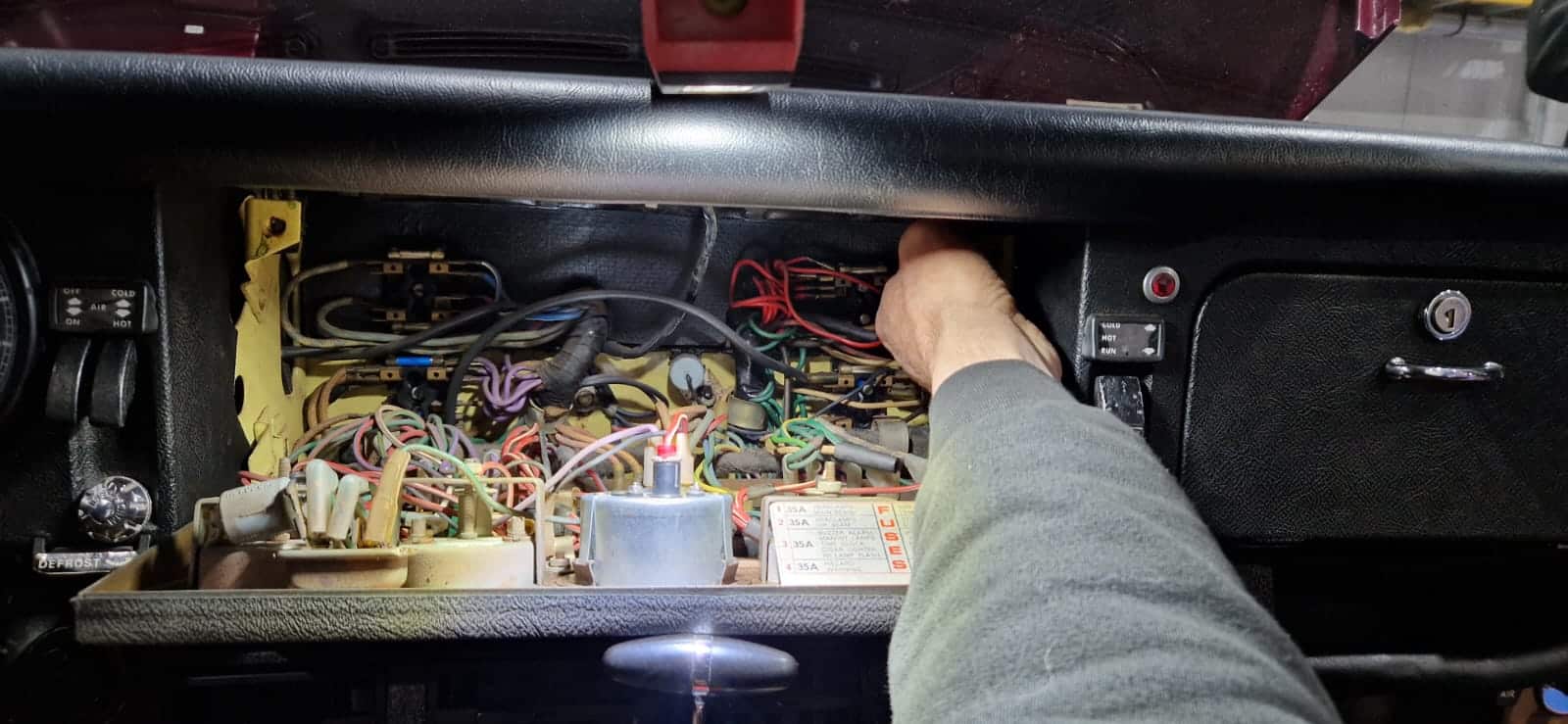 12122022 1972 Jaguar E Type Battery Isolator 8 1