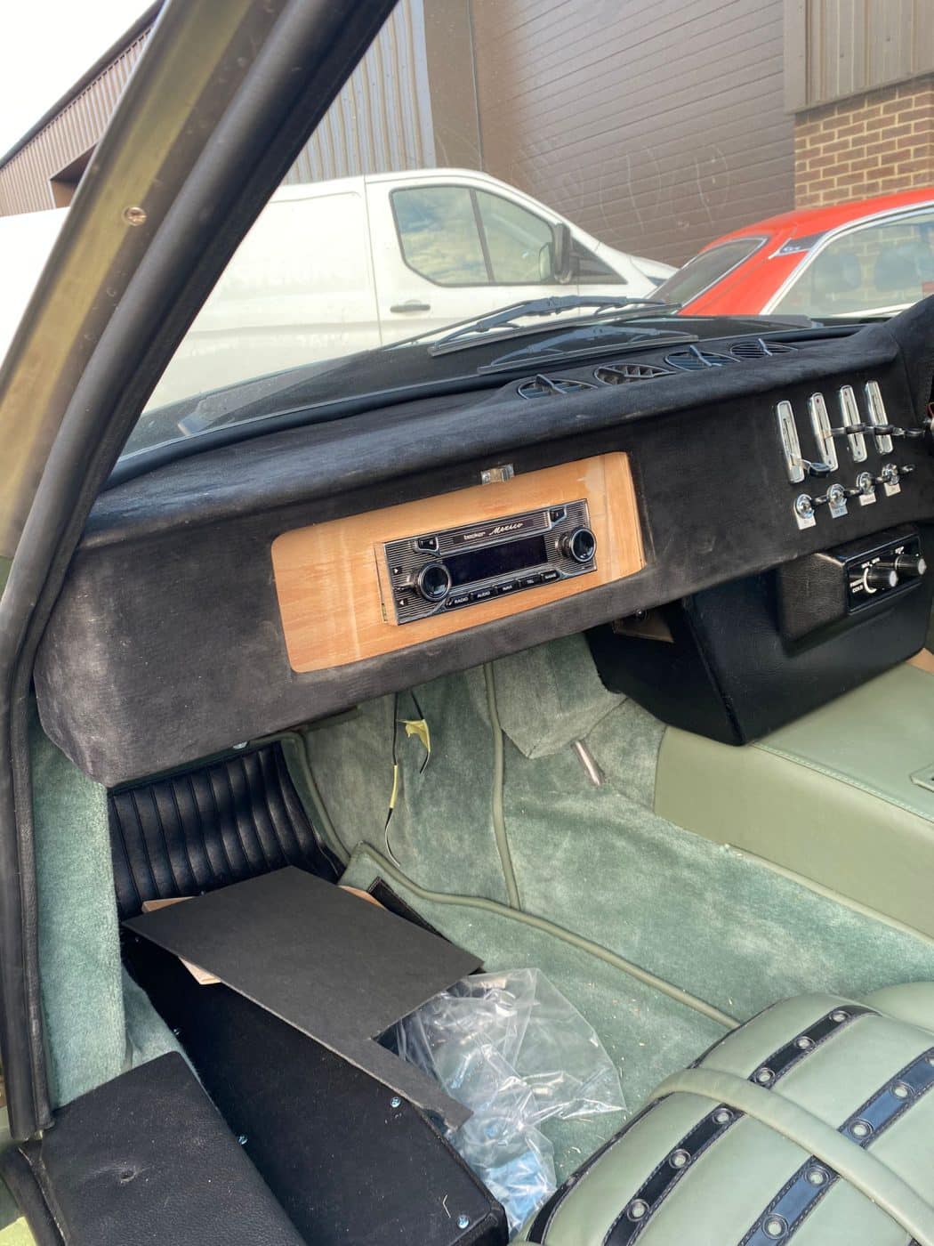 12122022 1979 Arrow Ferrari Daytona Glovebox Radio 5 1