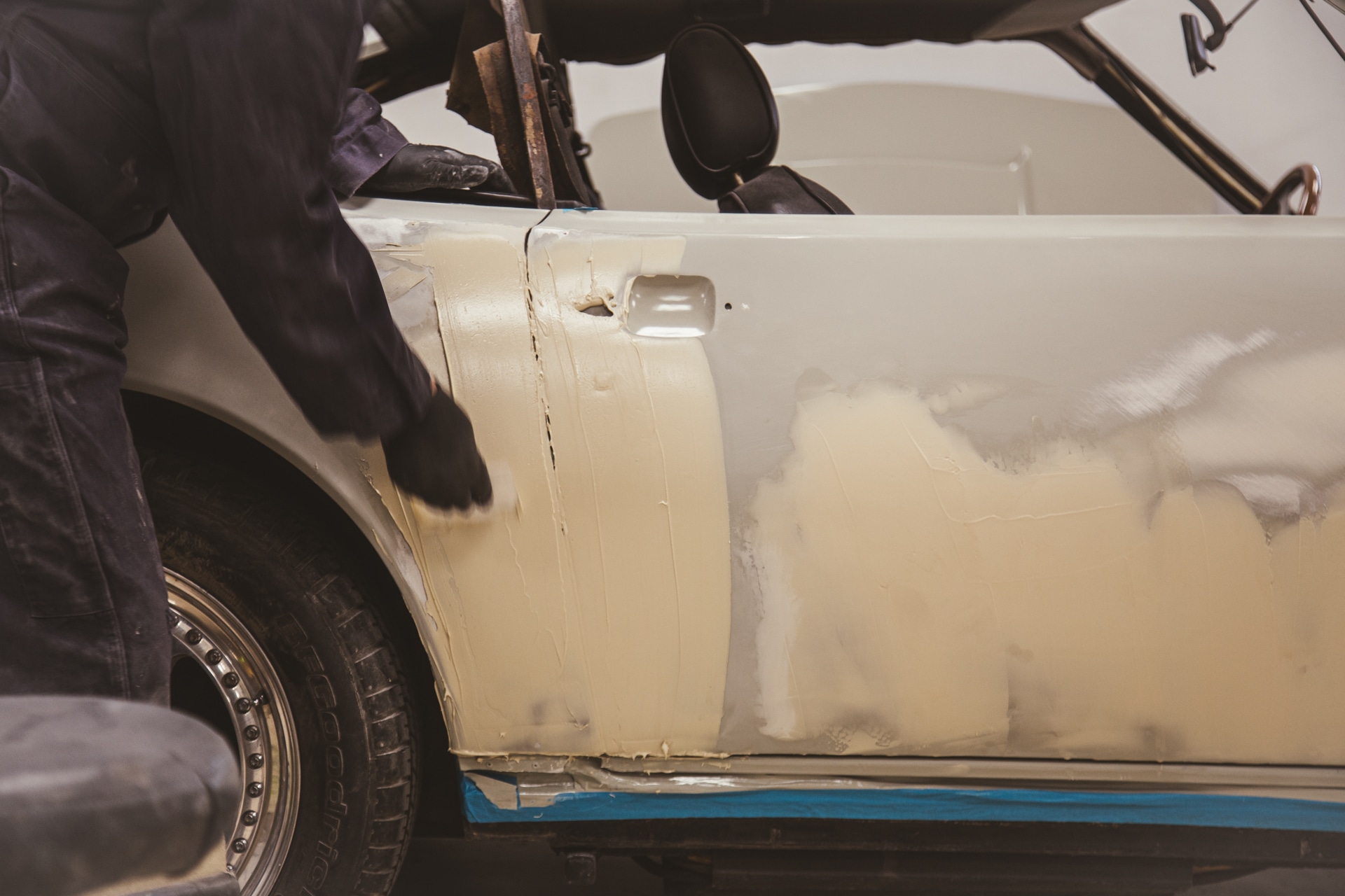 040423 1976 Aston Martin AMV8 Filler 1 1
