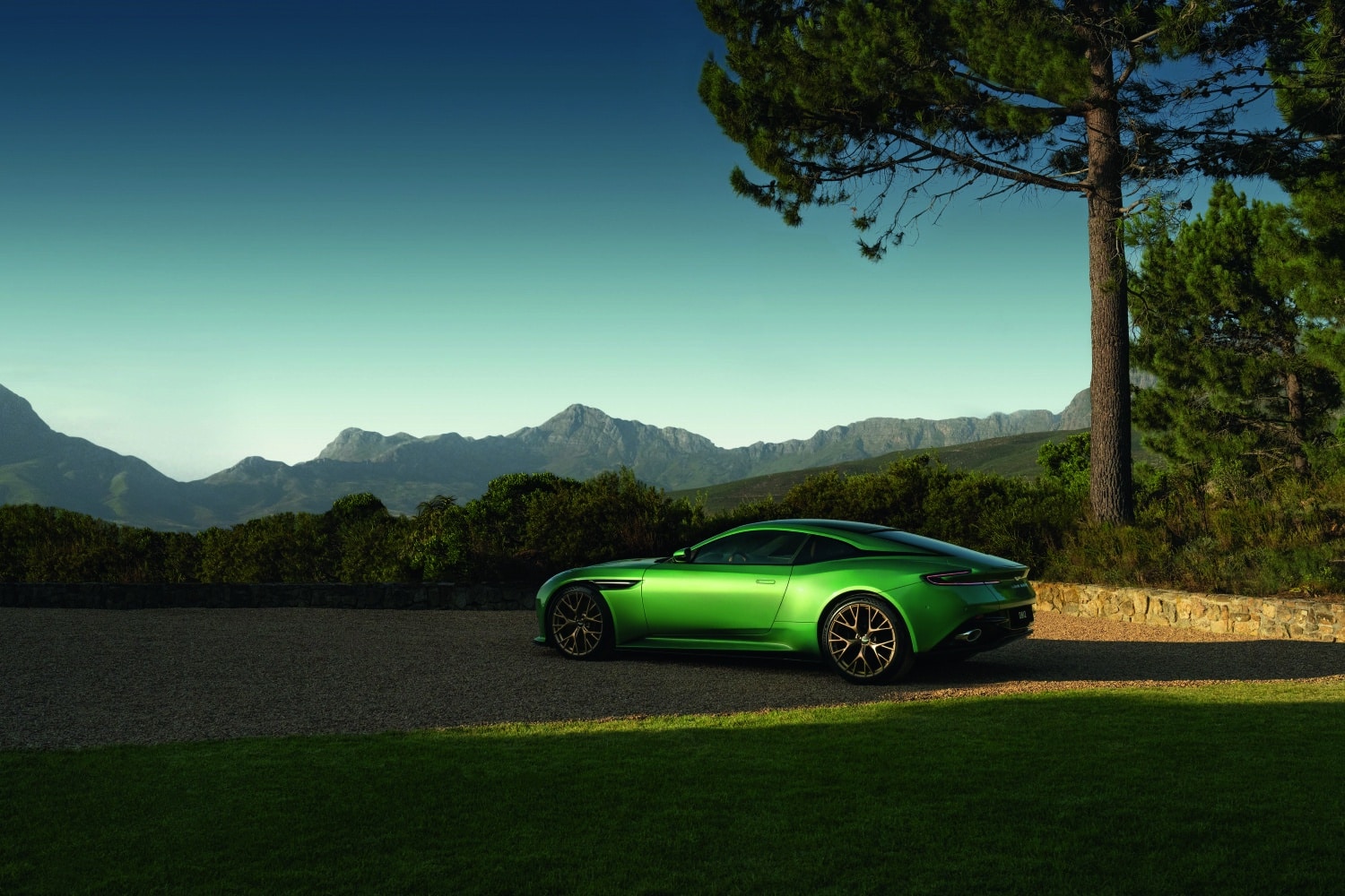 Aston Martin DB12 30 1
