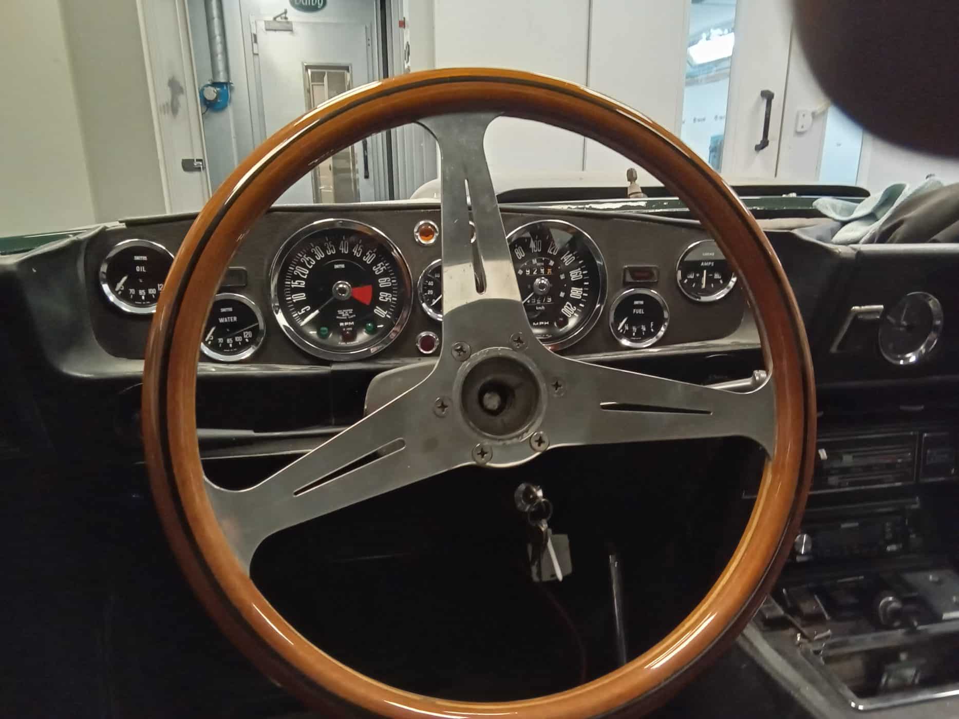 26062023 1976 Aston Martin AMv8 cleaning dials 14 1