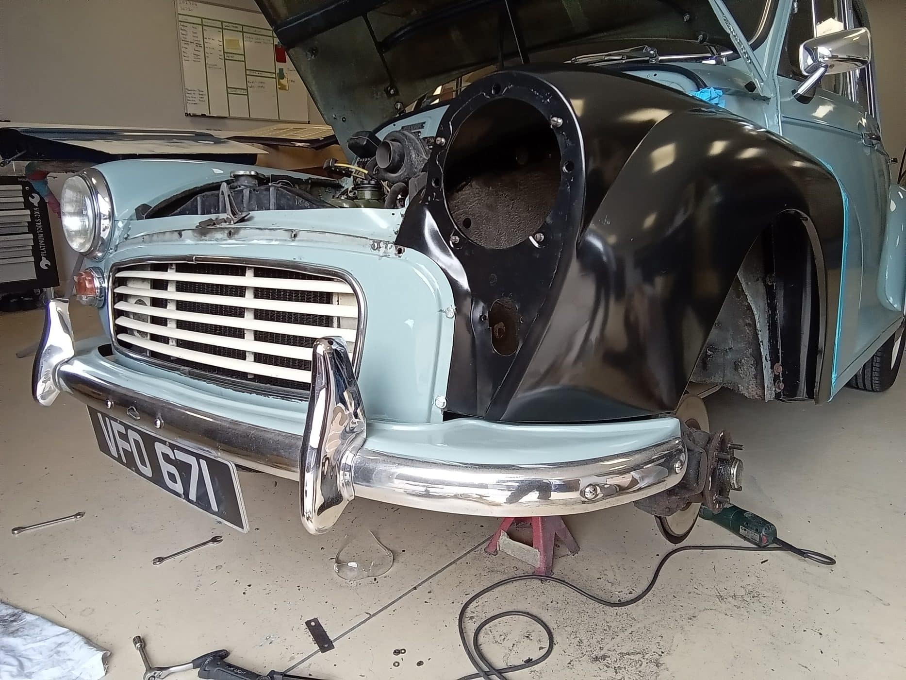 30082023 1960 Morris Minor repair with Mauro 30 1