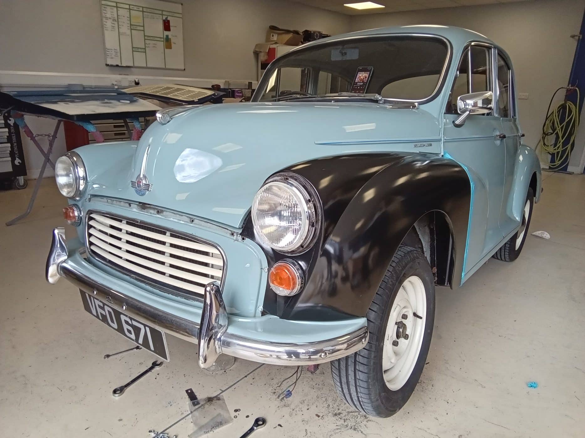 30082023 1960 Morris Minor repair with Mauro 32 1