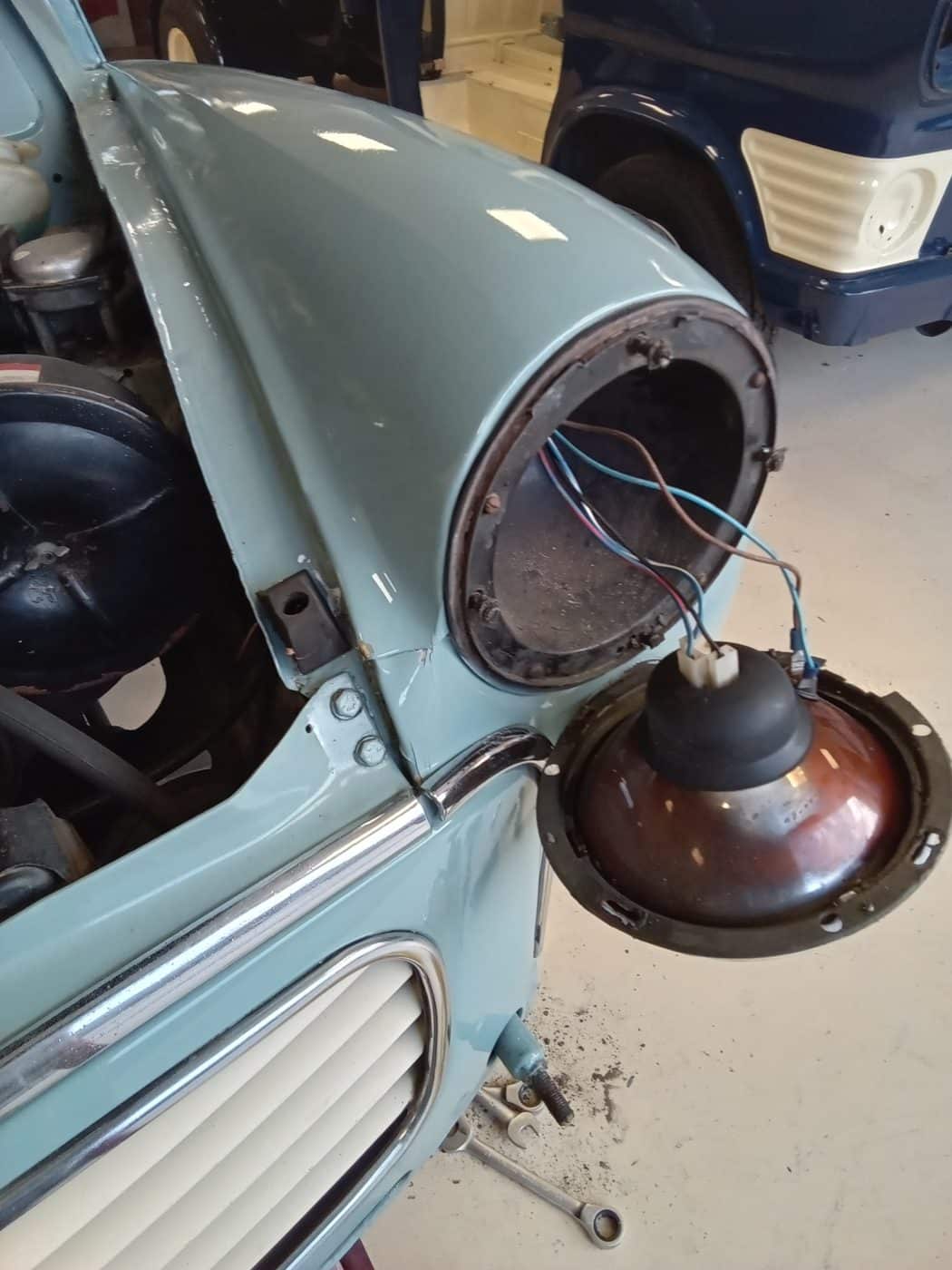 30082023 1960 Morris Minor repair with Mauro 8 1