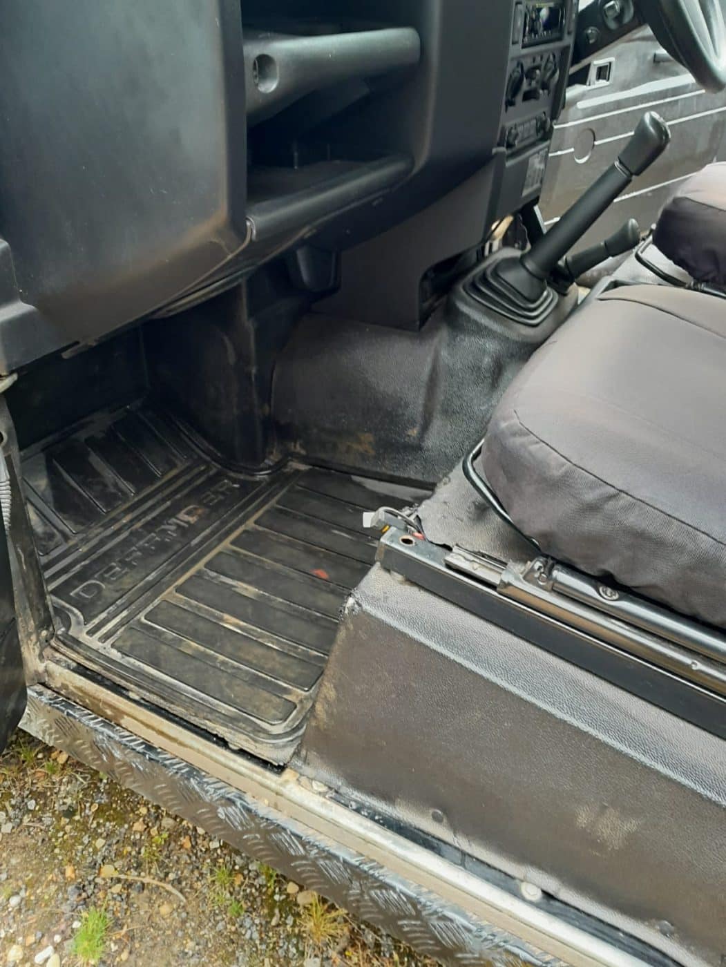 060923 Land Rover 90 2010 6 1